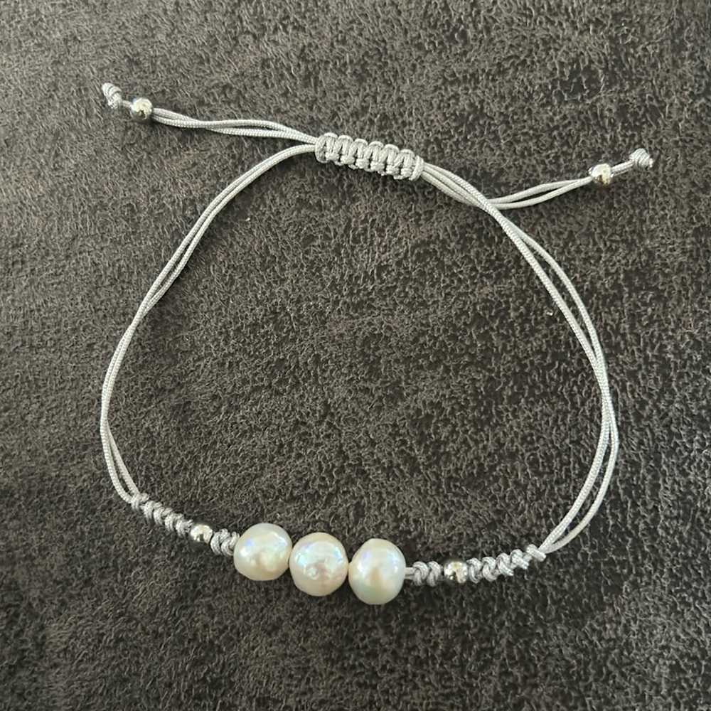 LIKE NEW Pearl Bracelet